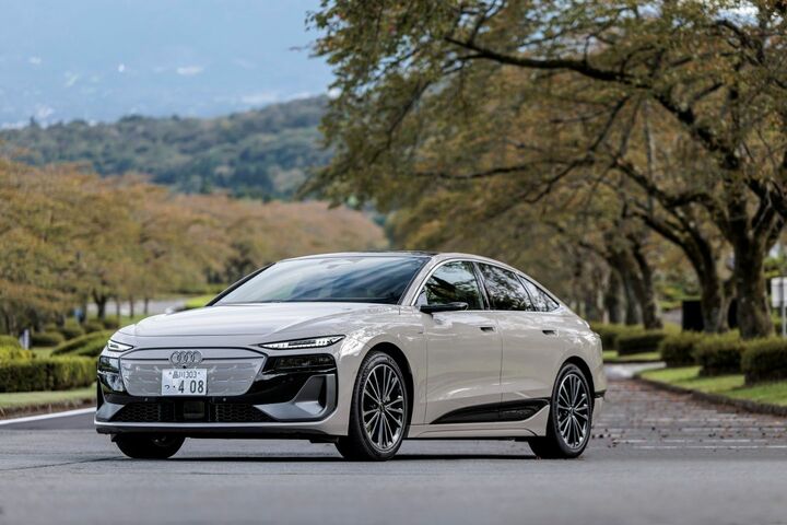 実際の寸法ほど大きく見えないのは、曲線を駆使したスポーティなデザインのなせる業。