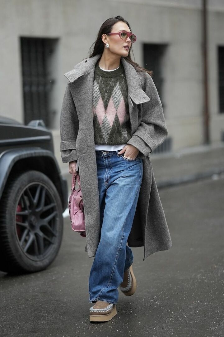 パンツのワイド幅を受け止めるプラットフォームブーツで、さりげなく脚長に。