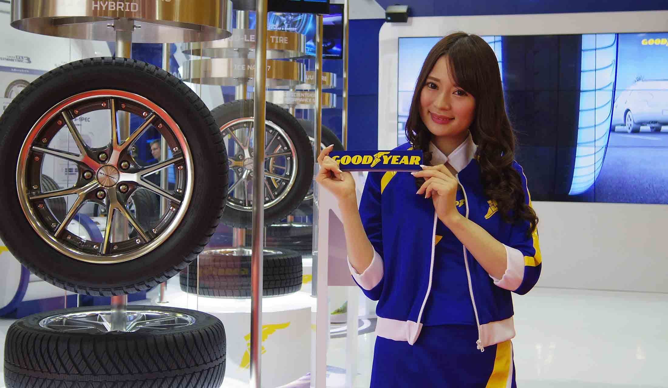 グッドイヤーブースにて。潤いのある目に引き込まれる。