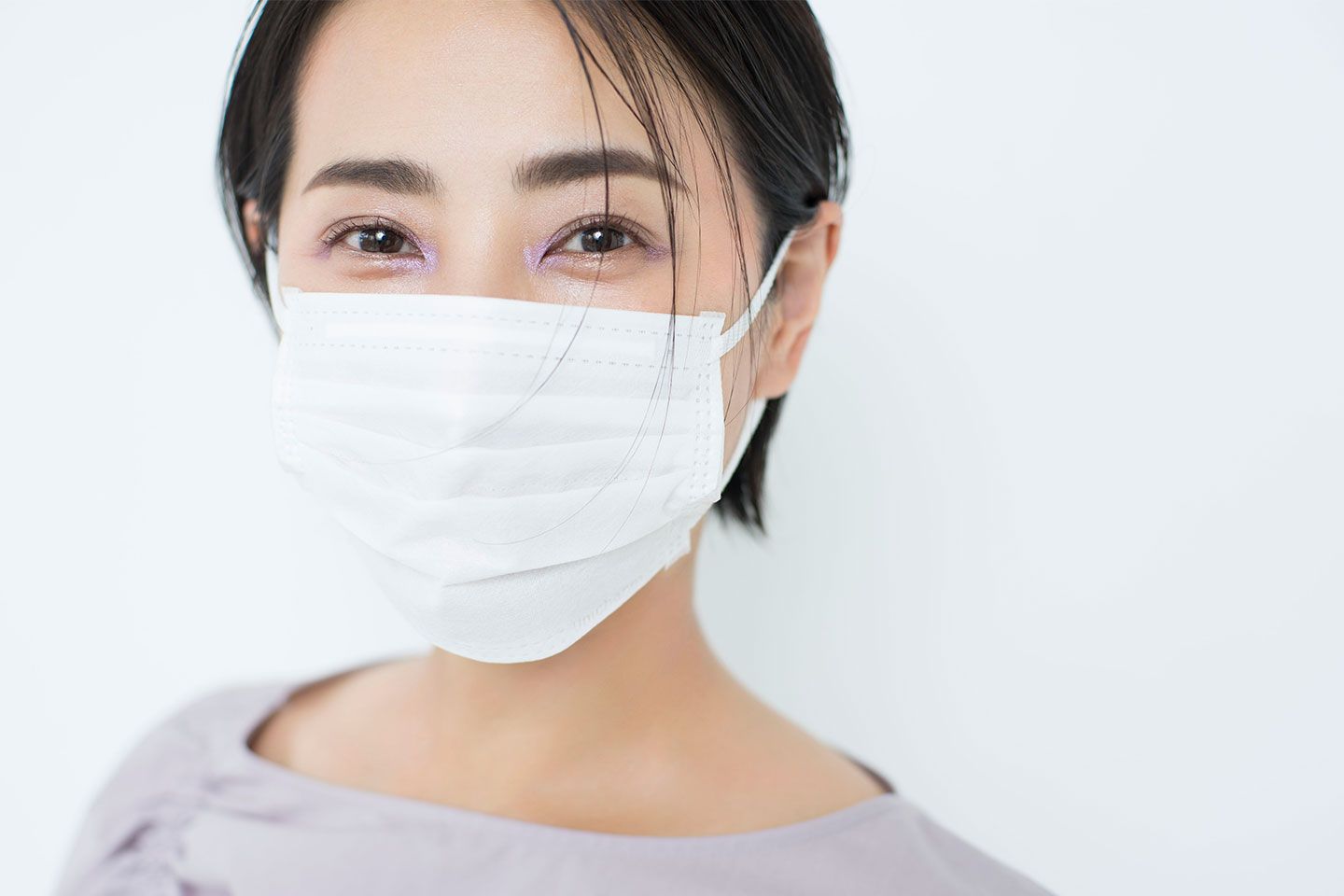 程よく透けるブラウンリップなら塗るだけで旬な表情に。