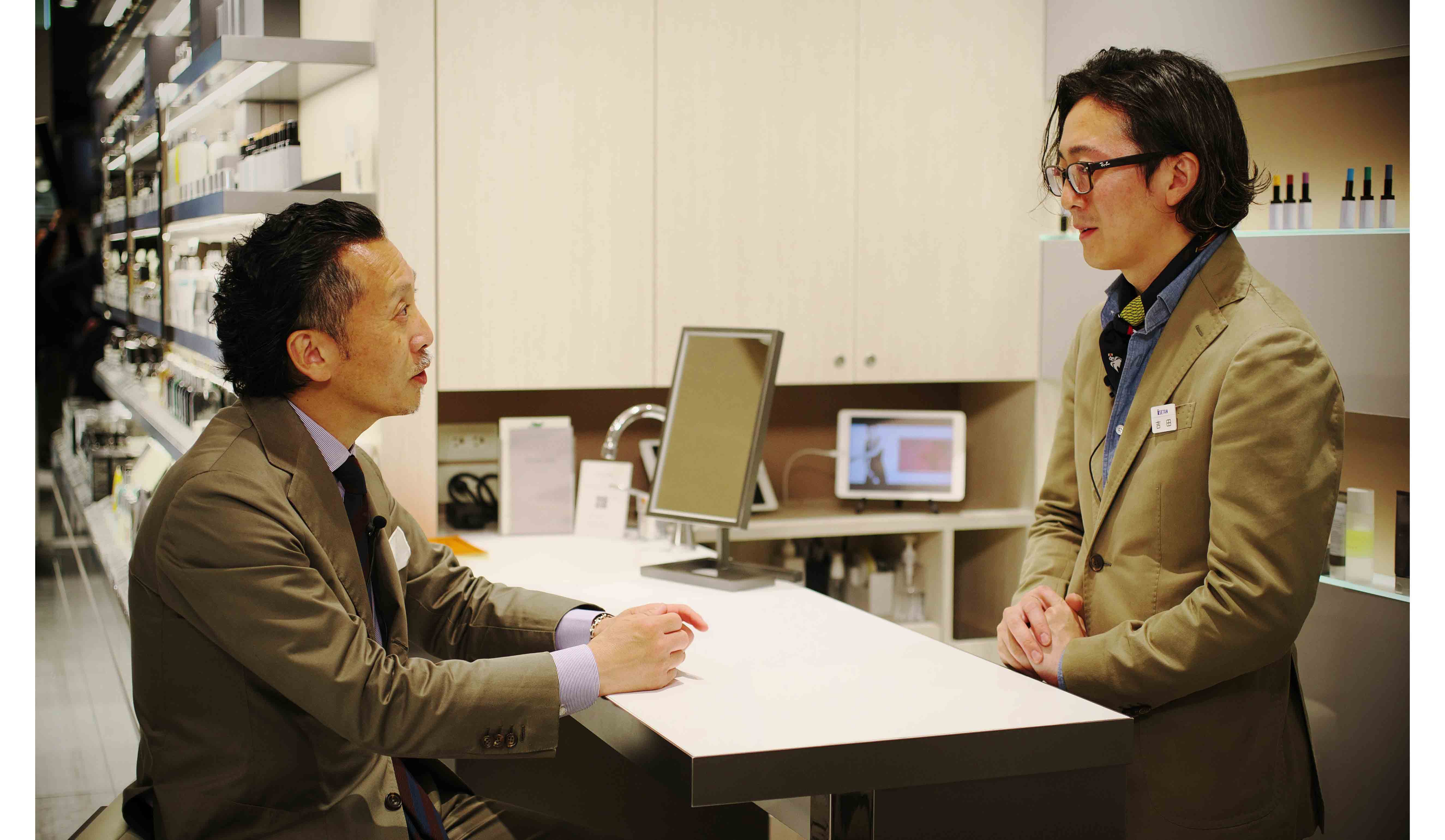 コスメ ティクスを担当する三越伊勢丹の吉田俊介氏に、リモデルの狙いを聞く矢部。