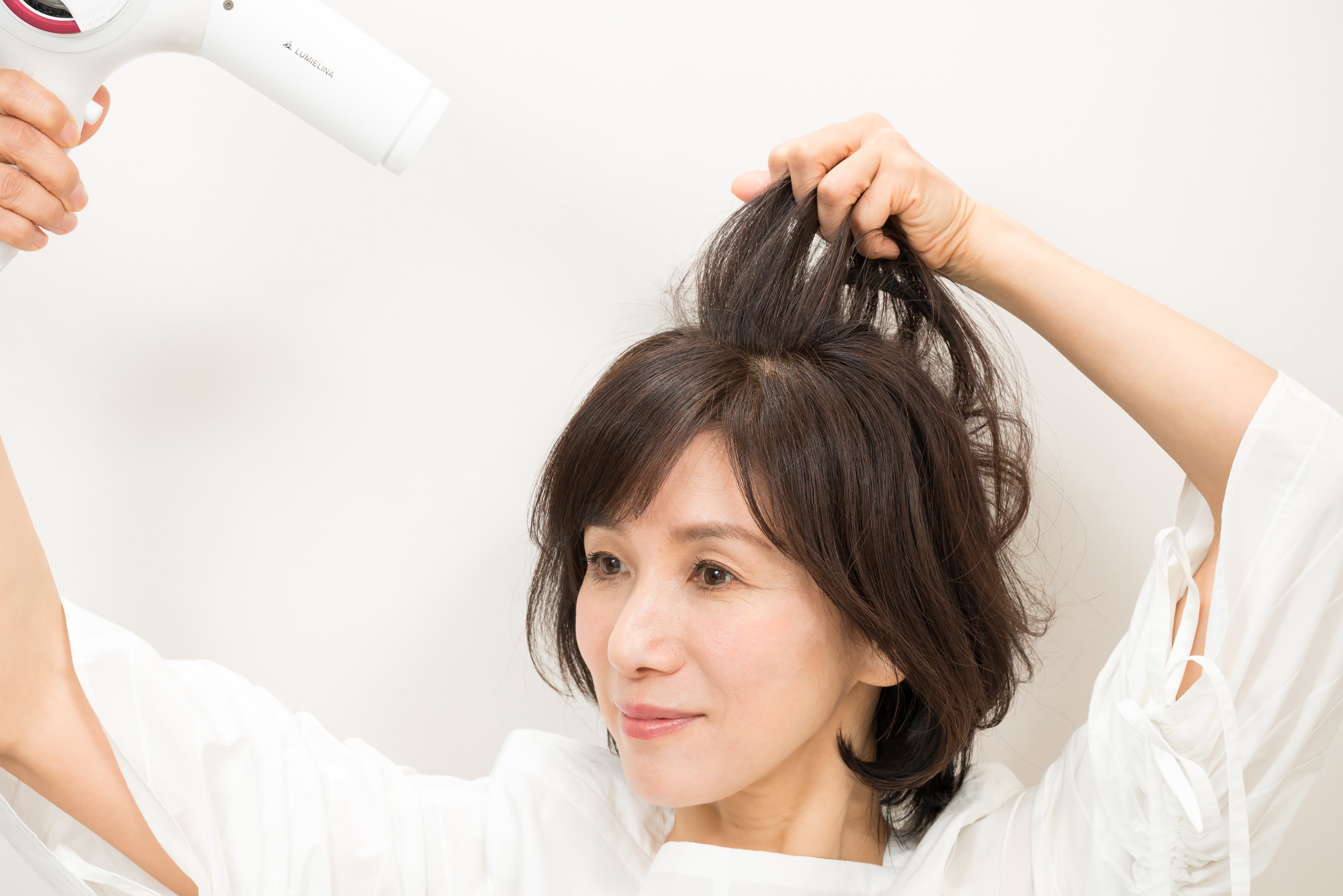 髪を持ち上げて、根元にドライヤーの熱を当てるのがコツ。