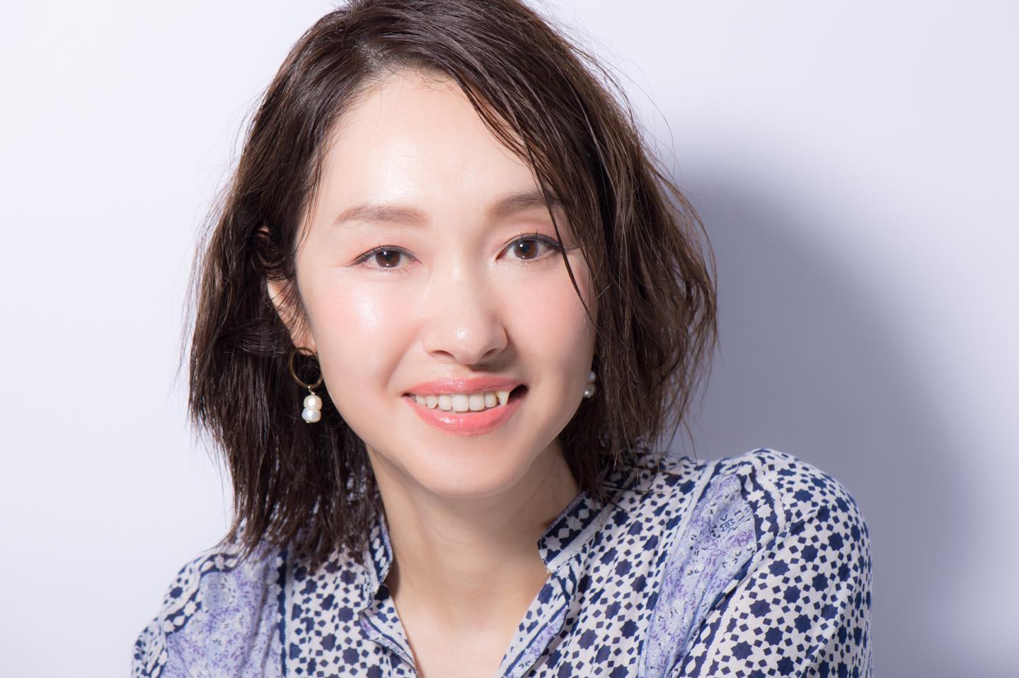 頰と口元に血色感をもたらすことで、肌のくすみが払われ、透明感もアップ。見た目年齢−5歳が実現。