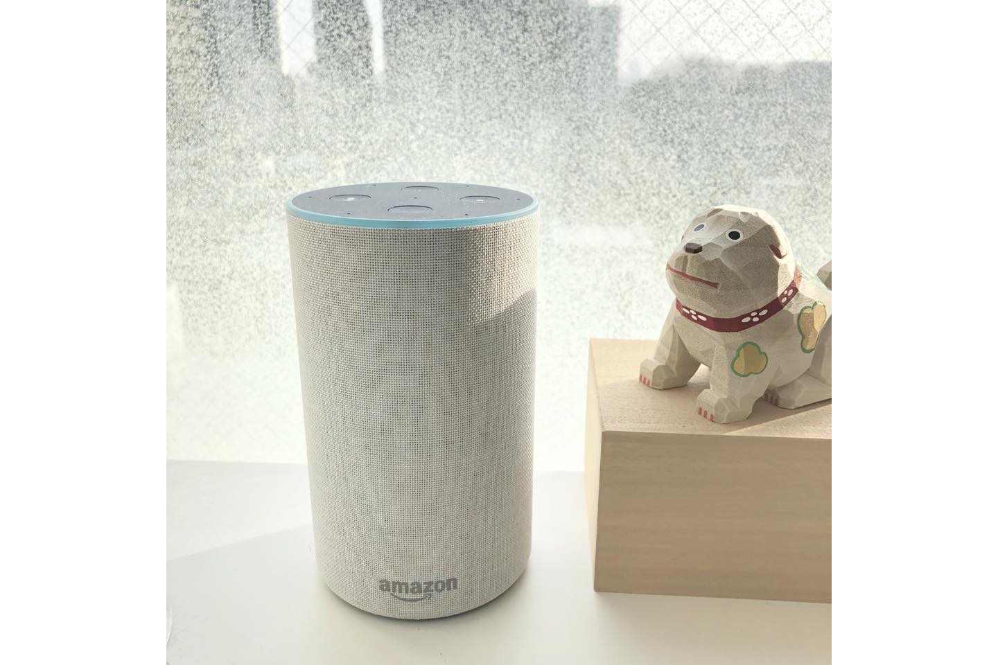 Amazon Echo。「アレクサ、戌が喜ぶ曲をかけてワン!」