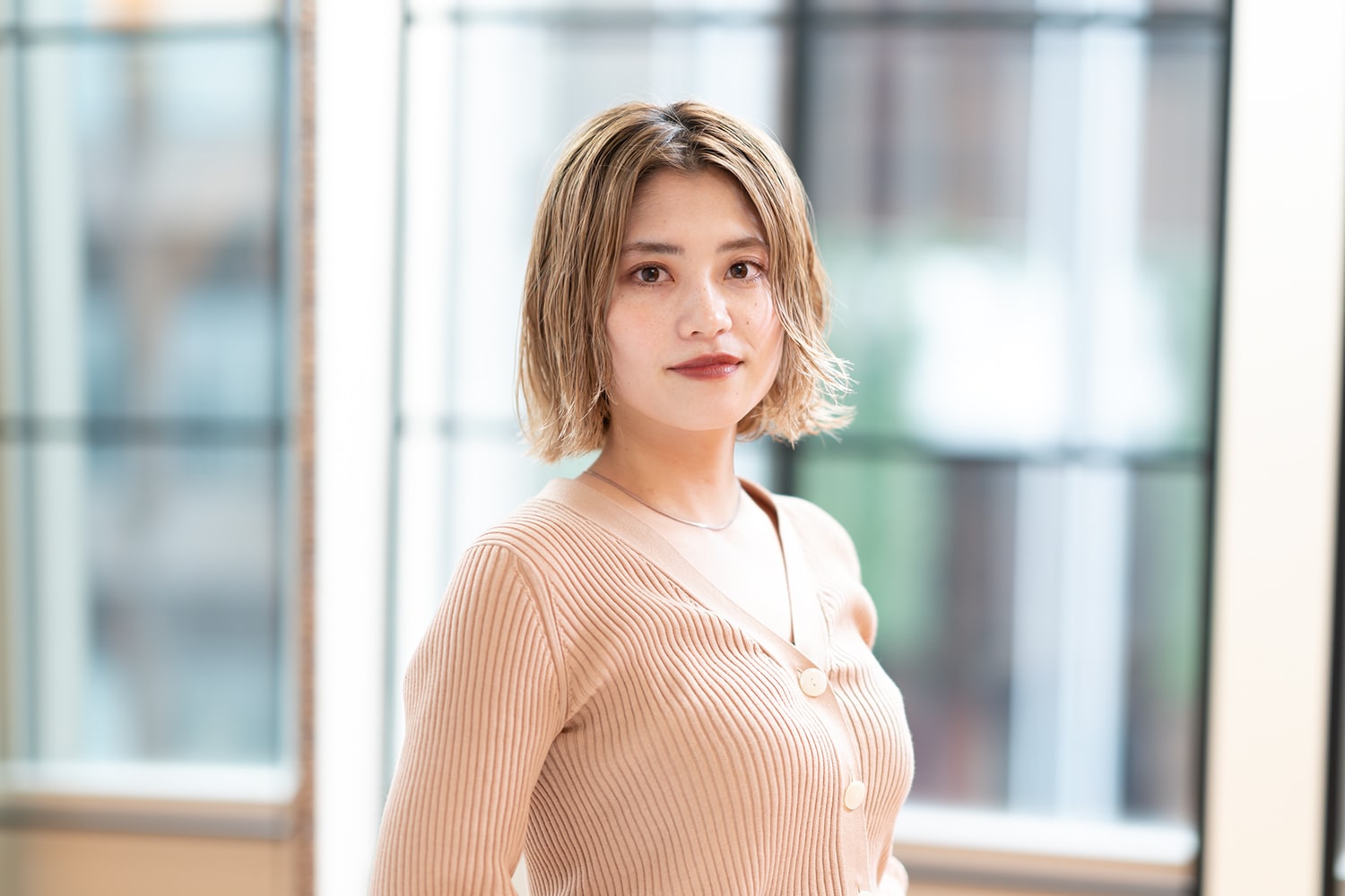 BEAUTRIUM 265スタイリスト・市田莉子さん。料理が好きでよく作っているという市田さん。「仕事帰りで疲れていてもスイッチが入ると作っちゃいます(笑)。得意料理は和食。最近はなるべくお弁当をつくって持っていきたいのですが、なかなか実現できていません…」