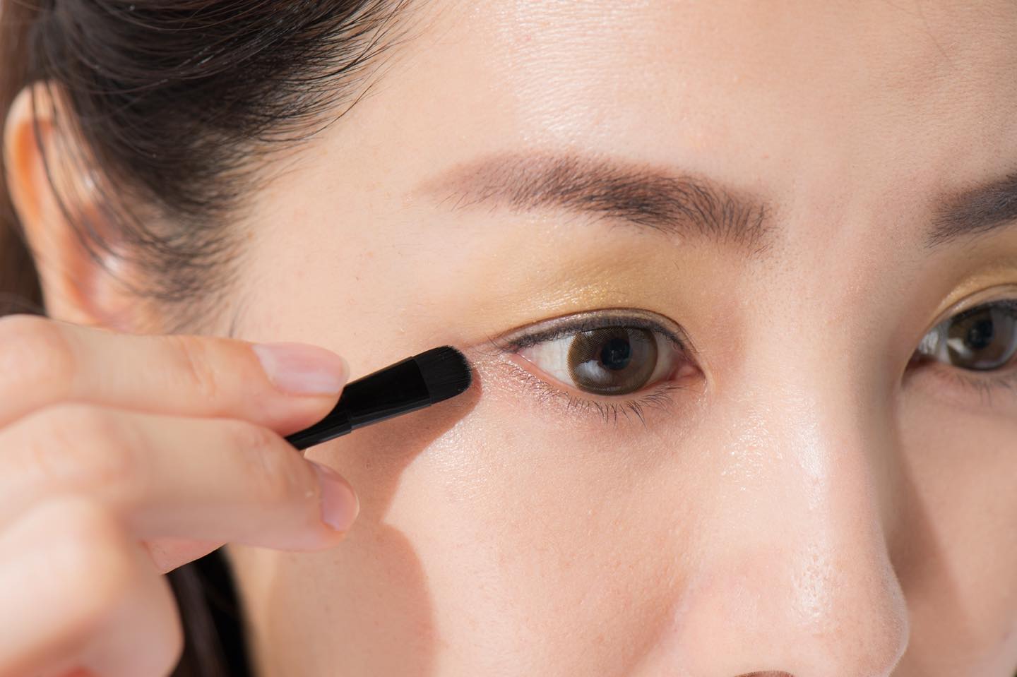 パール感のあるシャンパンをのせることで涙袋をふっくら見せることができる。