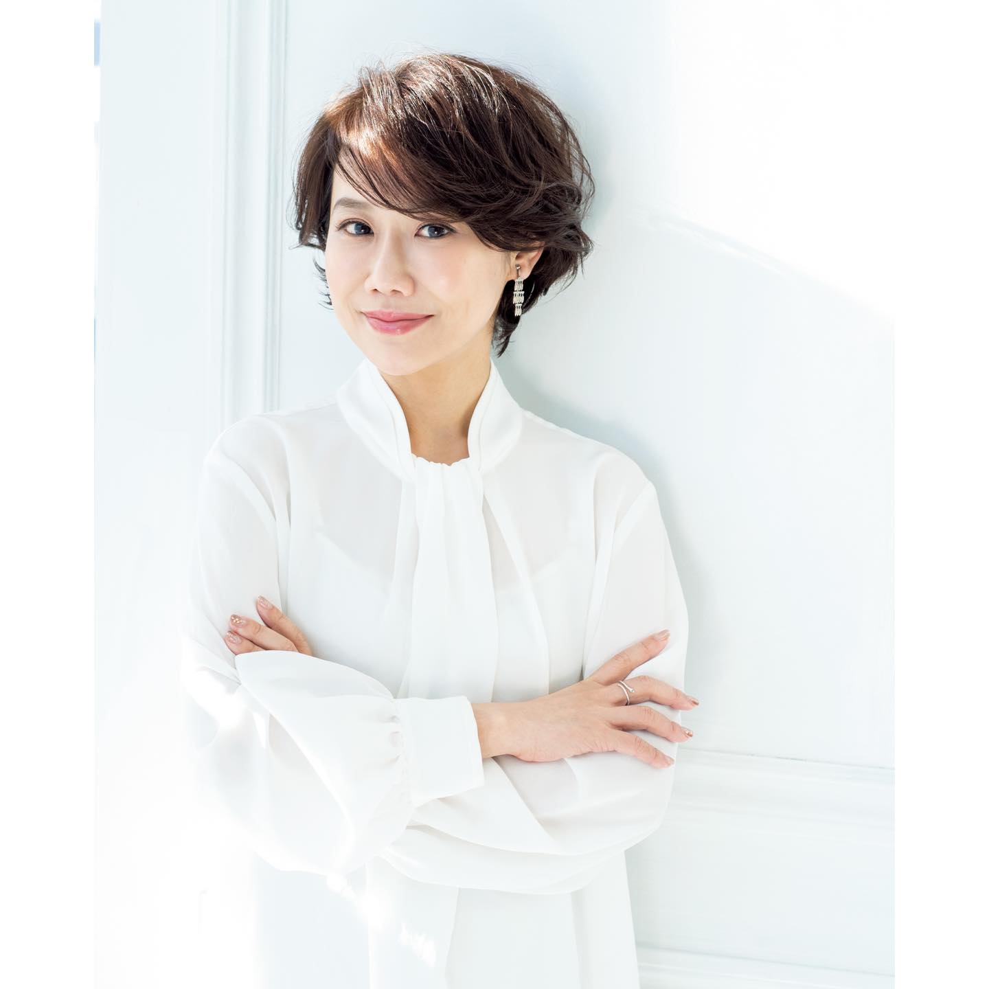 ブラウス¥24,000(エストネーション〈エストネーション〉)、イヤリング¥500,000・リング¥210,000(ともにイレアナ・マクリ 伊勢丹新宿店〈イレアナ・マクリ〉)