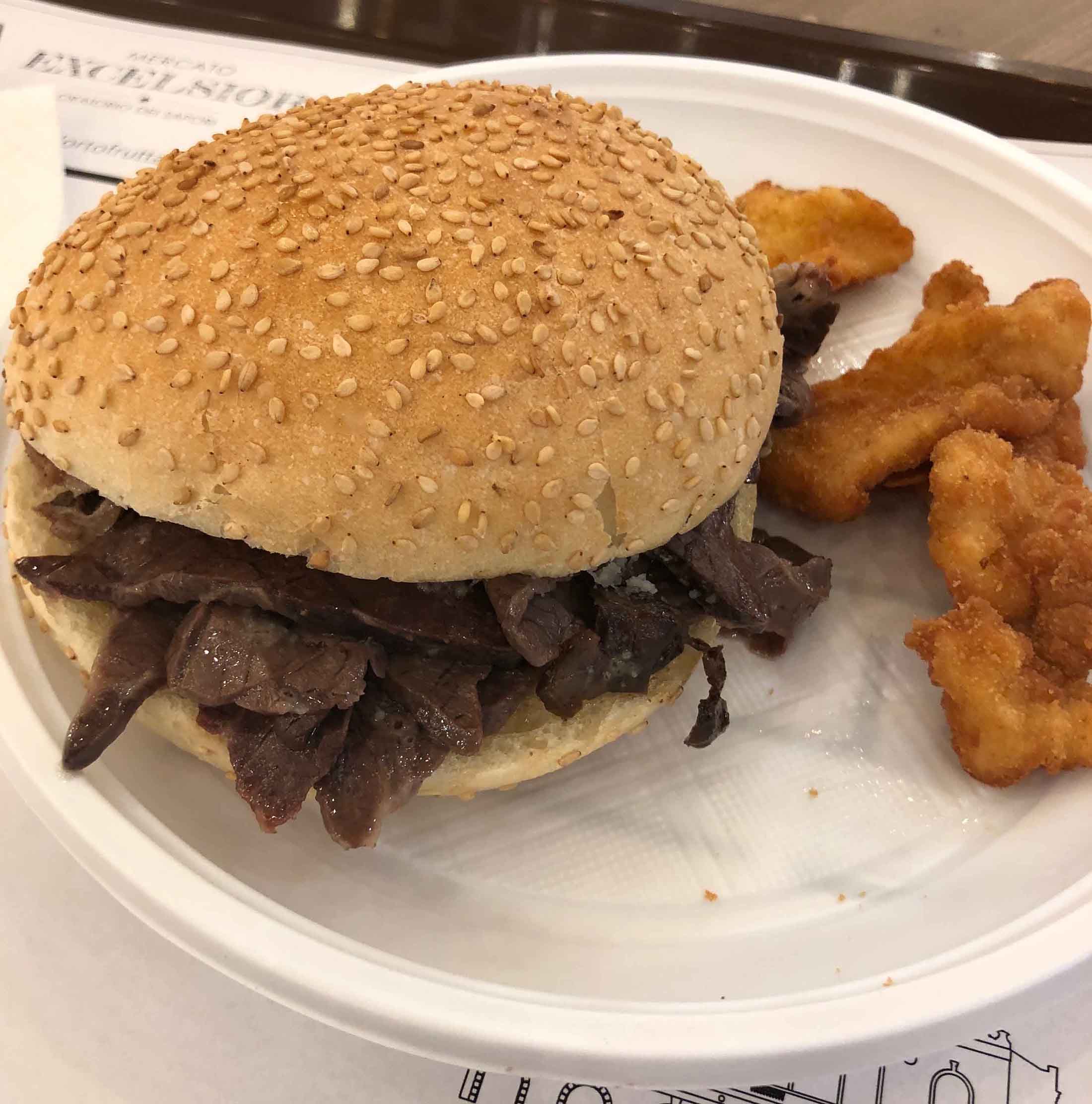 現地ではラーメン感覚で食べられている、いわゆるモツバーガー。脂っこいですが味自体はあっさり。ラードマシマシで食べるのが好みです