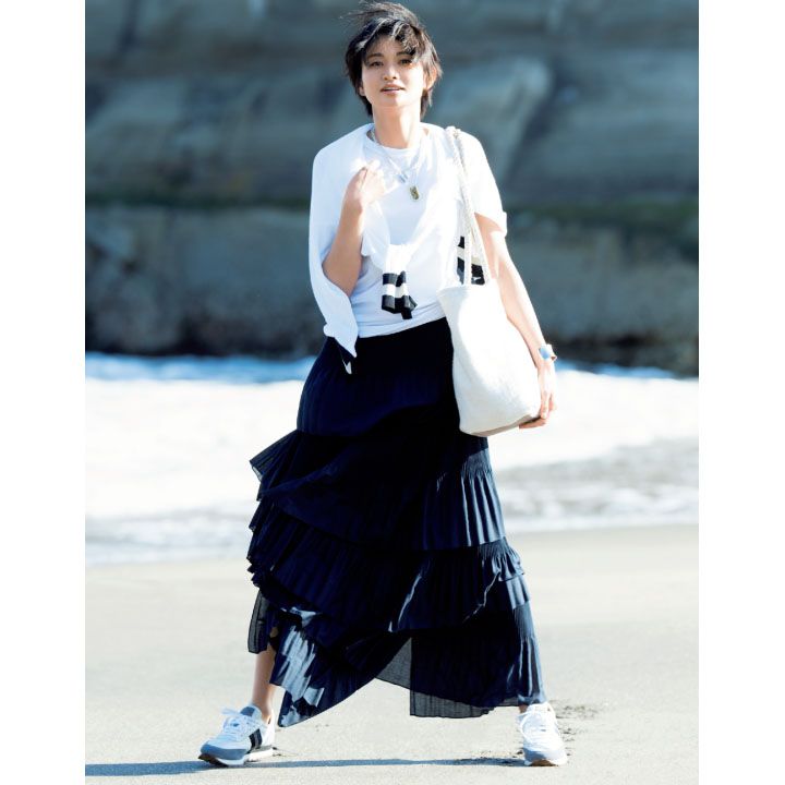 スカート・カーディガン・Tシャツ・バッグ・靴(ブルネロ クチネリジャパン)、ネックレス・バングル(ティファニー・アンド・カンパニー・ジャパン・インク) 撮影/浅井佳代子 BY:『Precious5月号』小学館、2018年