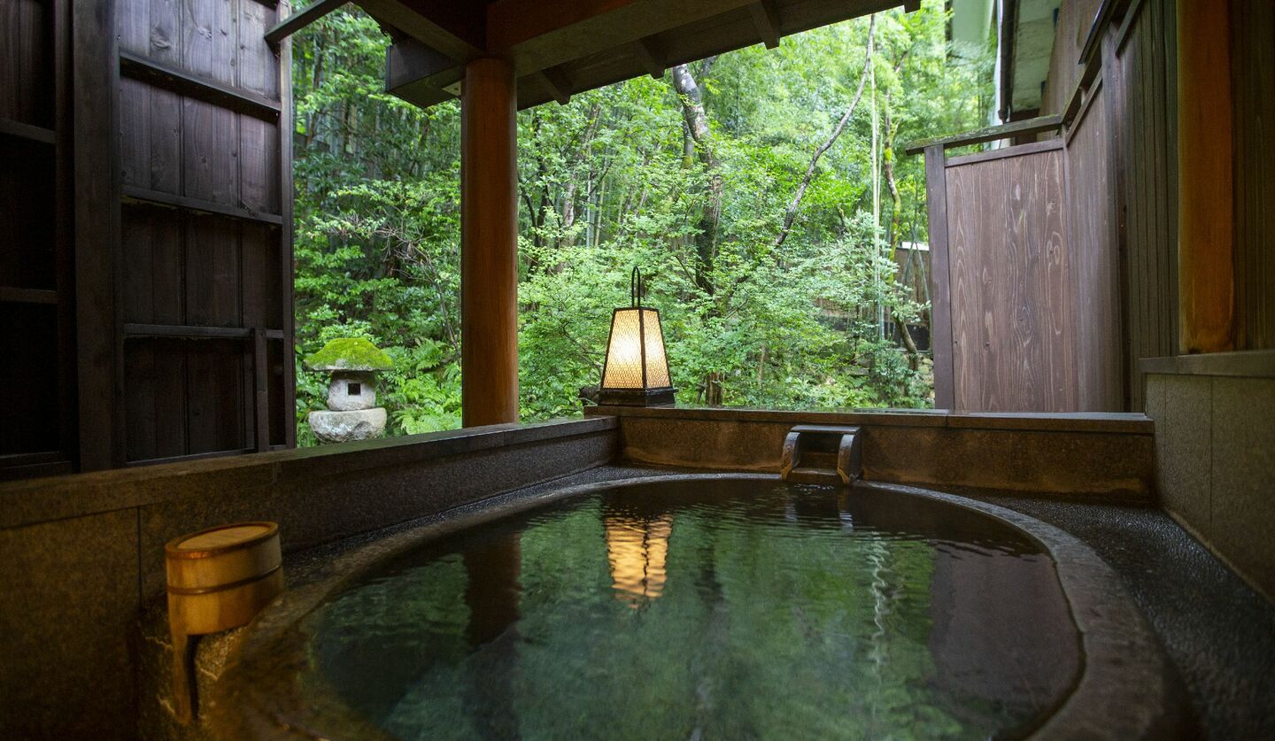 新潟県・村杉温泉の人気宿「ふるさとがしのばれる宿 角屋旅館」の貸切風呂