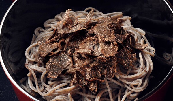 【奥深き“トリュフ” の世界】東京・目黒「おきな」の絶品 “トリュフ蕎麦” 鰹だしとバターとトリュフ、禁断の組み合わせに悶絶!