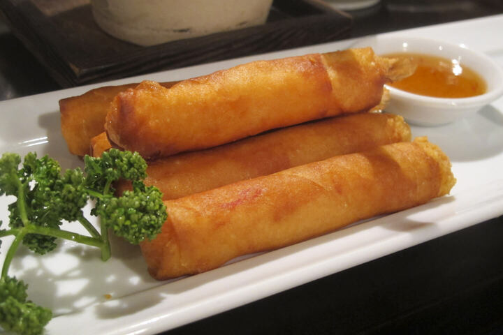 見た目によらず中は熱々の春巻き