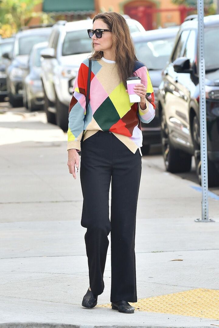 ショルダーバッグとフラットシューズのレザー小物がリラックスムードをアシスト。