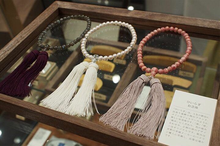 「ひいらぎ」お念珠　左・ラブラドライト￥45,000、中・伊勢志摩あこや真珠［GINZA SIX限定］￥50,000、右・インカローズ￥52,000（すべて税抜）