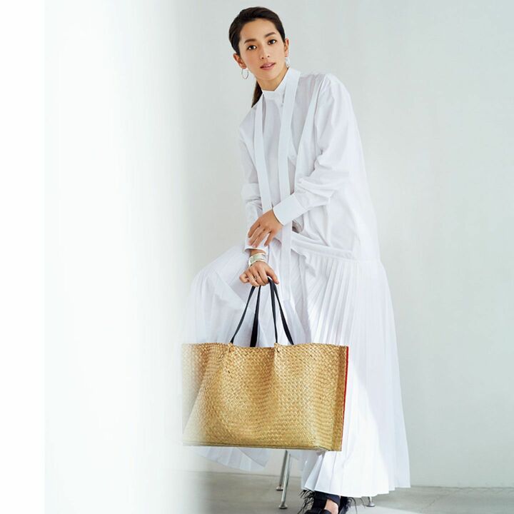 ヴァレンティノ ガラヴァーニのバッグ『ゴー ロゴ エスケープ』￥201,000［縦32×横49×マチ22㎝］・靴￥92,000・ヴァレンティノのワンピース￥320,000（ヴァレンティノ ジャパン）　ピアス￥53,000・バングル￥131,000 ・リング￥106,000（ティファニー・アンド・カンパニー・ジャパン・インク）