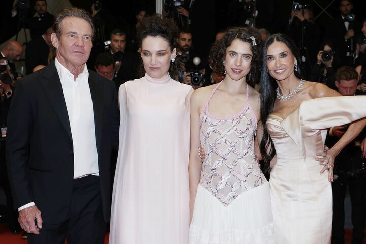 左から共演のデニス・クエイド、監督のコラリー・ファルジャ、共演のデミ・ムーア。