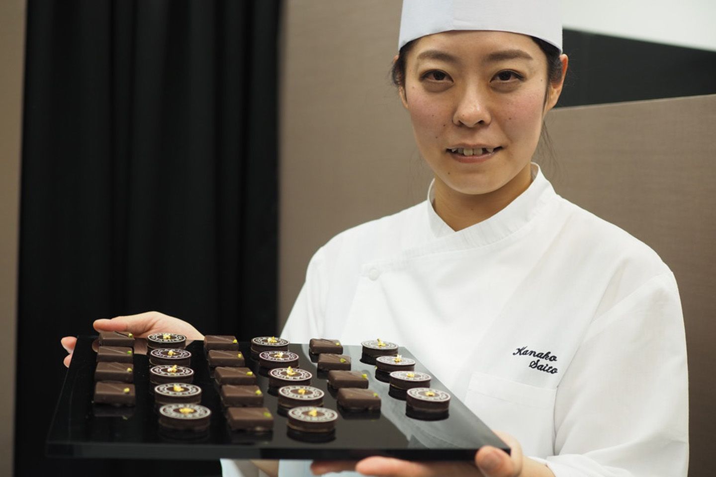 「ブルガリ イル・チョコラート」のメートルショコラティエ 齋藤香南子さん。出身地である山形の酒造の日本酒を使った「チョコレート・ジェムズ」をおすすめ。