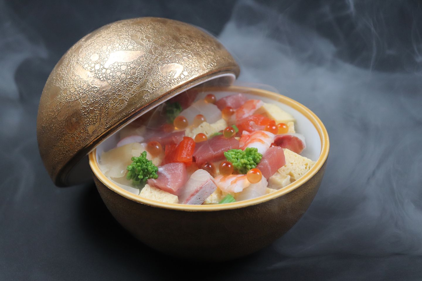 そのプロジェクションマッピングに合わせ、月をイメージした器の「スモーク海鮮丼」