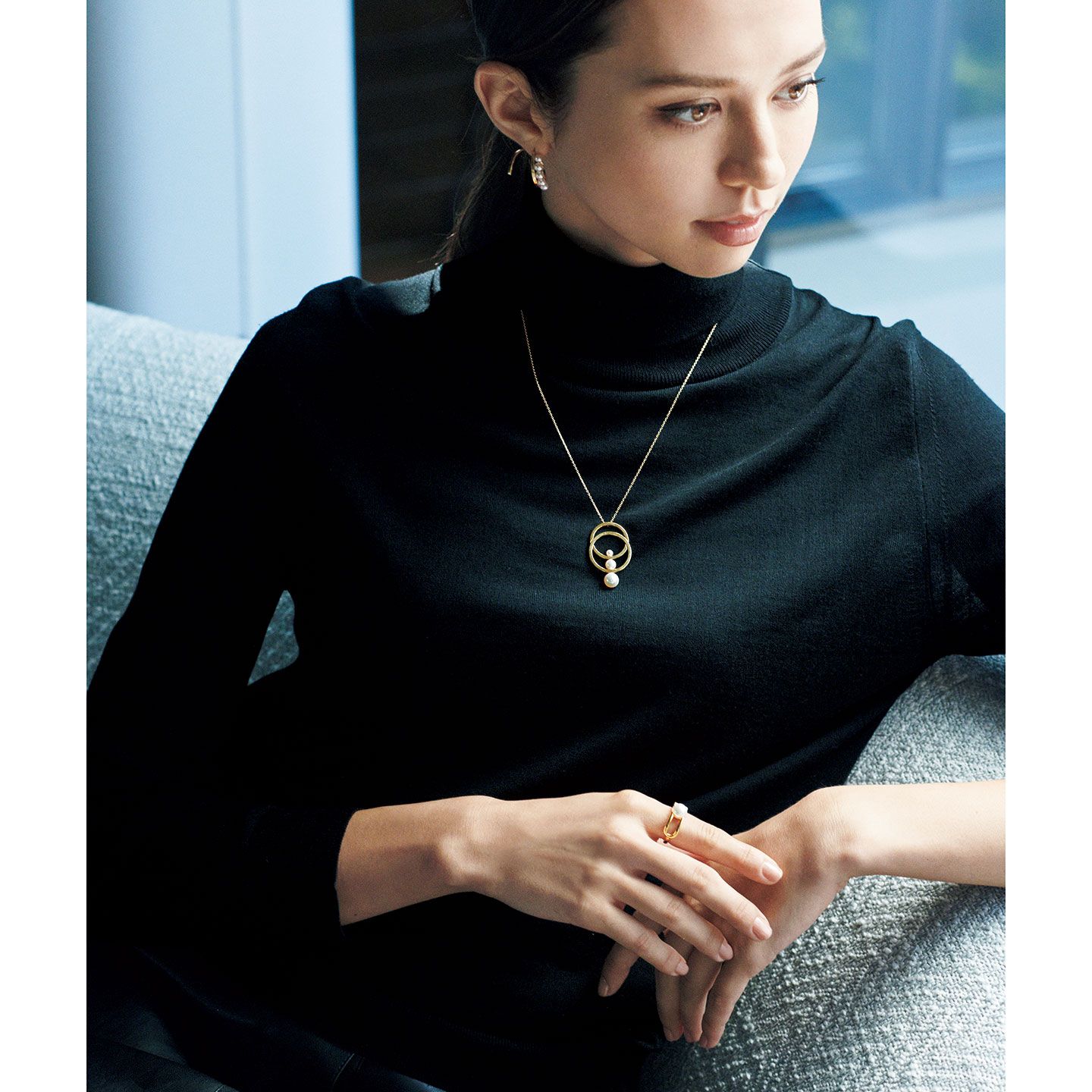 ピアス『ア ファイン バランス』¥210,000【イエローゴールド×あこや真珠】・ペンダント『コズミック』¥320,000【イエローゴールド×あこや真珠】・リング『ファイン リンク』¥250,000【イエローゴールド×あこや真珠×ダイヤモンド】(TASAKI) ニット¥53,000(トラデュイール) スカート¥33,000(アノア〈セミクチュール〉)