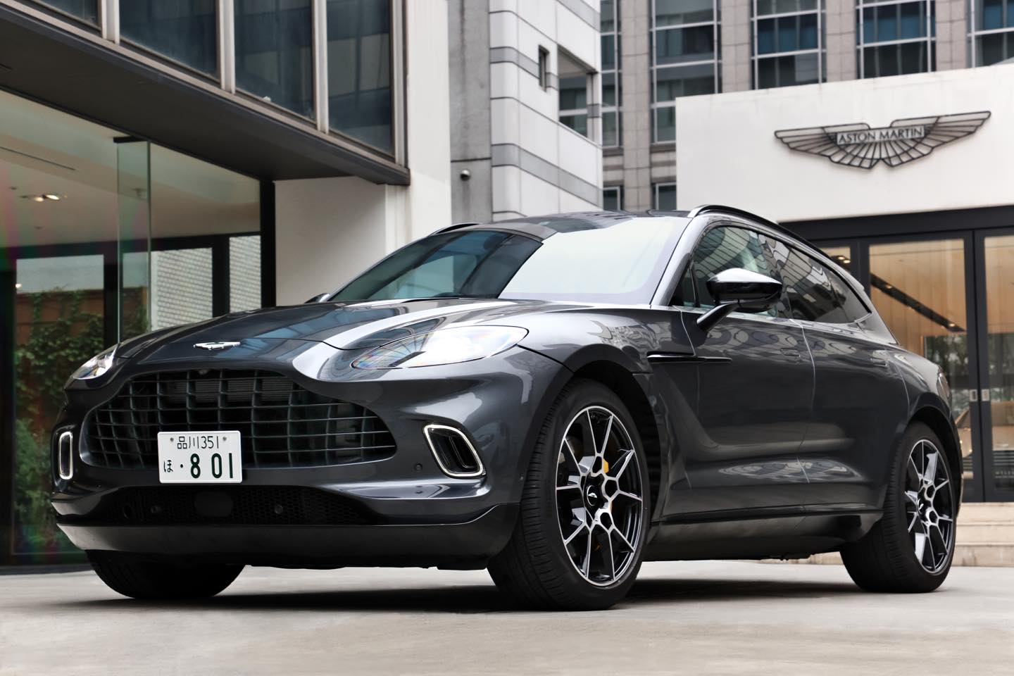 こちらが今話題のハイエンドSUV『DBX』。スポーツカーの背を高くしたような、力強いデザインが特徴。