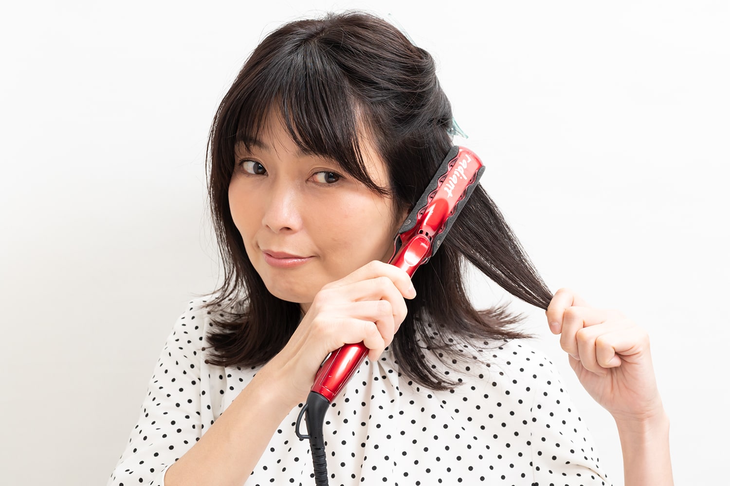 はちより上、耳より上、耳のあたりの3つのブロックに分け、ストレートアイロンを根元からかける。