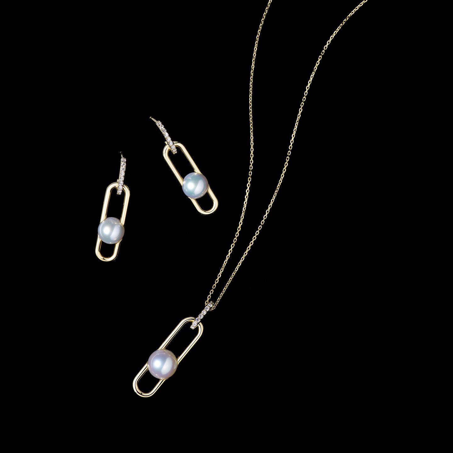 『ファイン リンク』ピアス¥340,000・ペンダント¥290,000【イエローゴールド×あこや真珠×ダイヤモンド】(TASAKI)