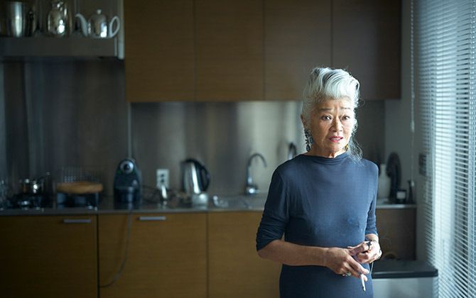 自宅のキッチン前でリラックスして話す島田さん