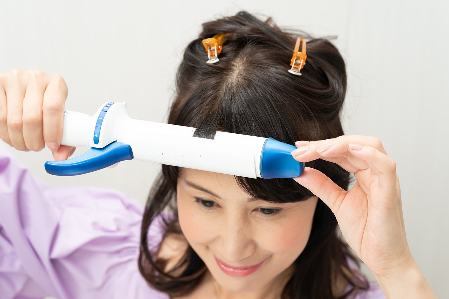 前髪は少しずつ毛束を取って内巻きにする。一度に巻くと「つくった感」が出てしまいます。3、4回に分けて巻くと自然な束感が生まれます。