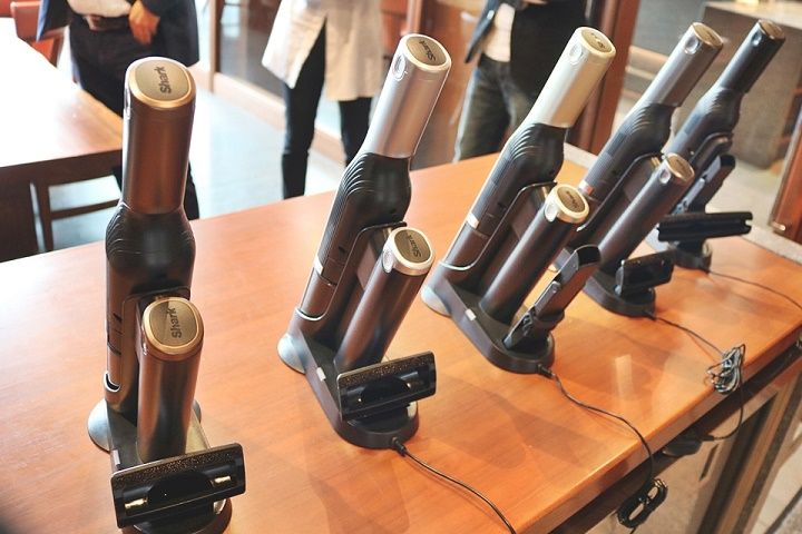 背面からみるとこんな感じ。交換ノズルも交換バッテリーも、充電ドッグにまとめて挿して保管できます。