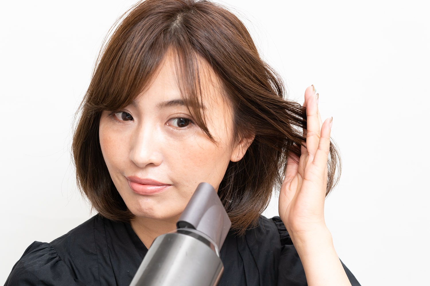 根元に熱を当てるとしっかりと髪が立ち上がり、ふわっとエアリーな印象に。