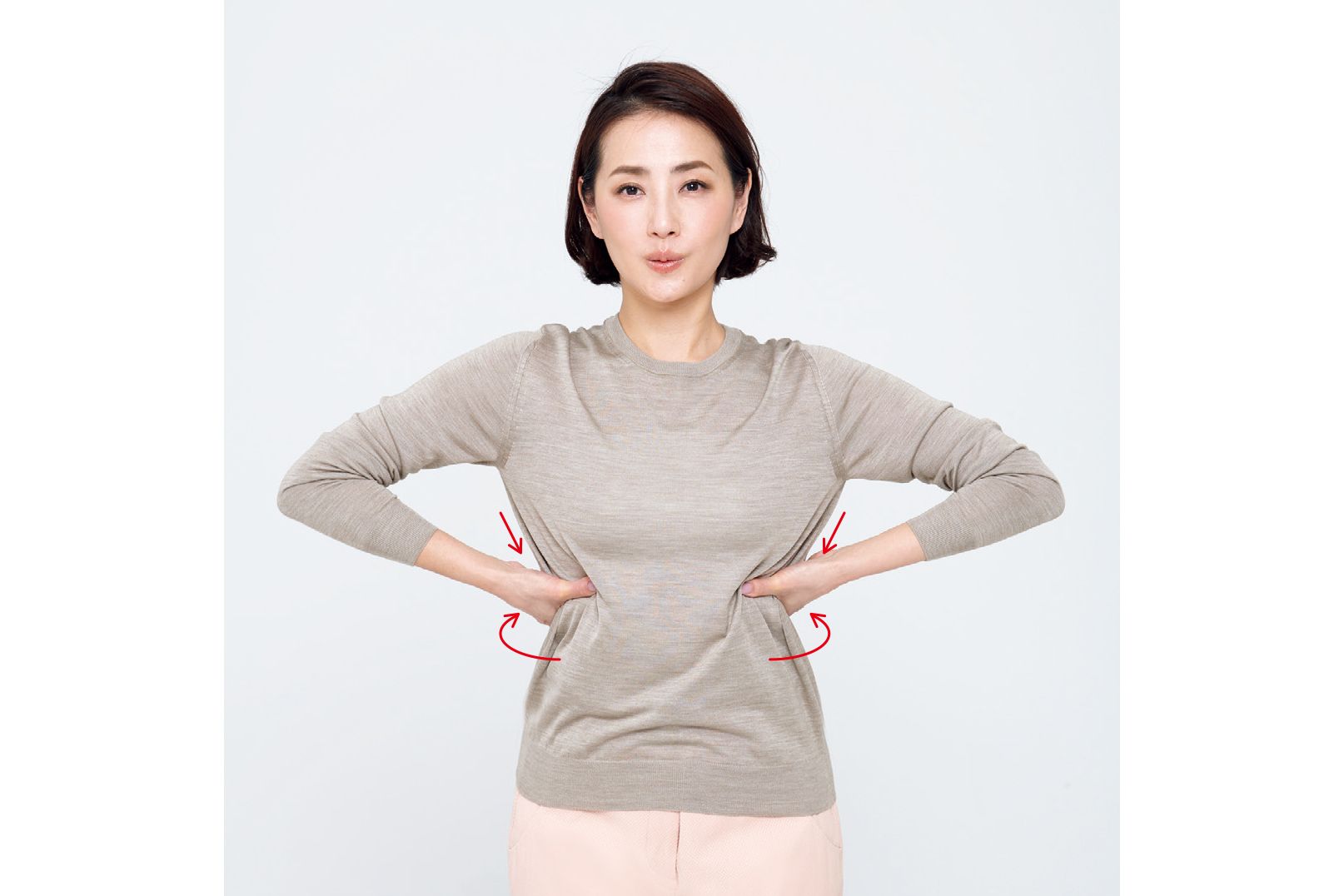 肋骨が十分にほぐせたら、横隔膜を動かして呼吸する。息を大きく口から吐き、吐いた状態のところで脇を親指が前にくるように両手で押さえてキープする。押さえた手を横に広げるようにして、鼻から吸って口から吐くを5回繰り返す。