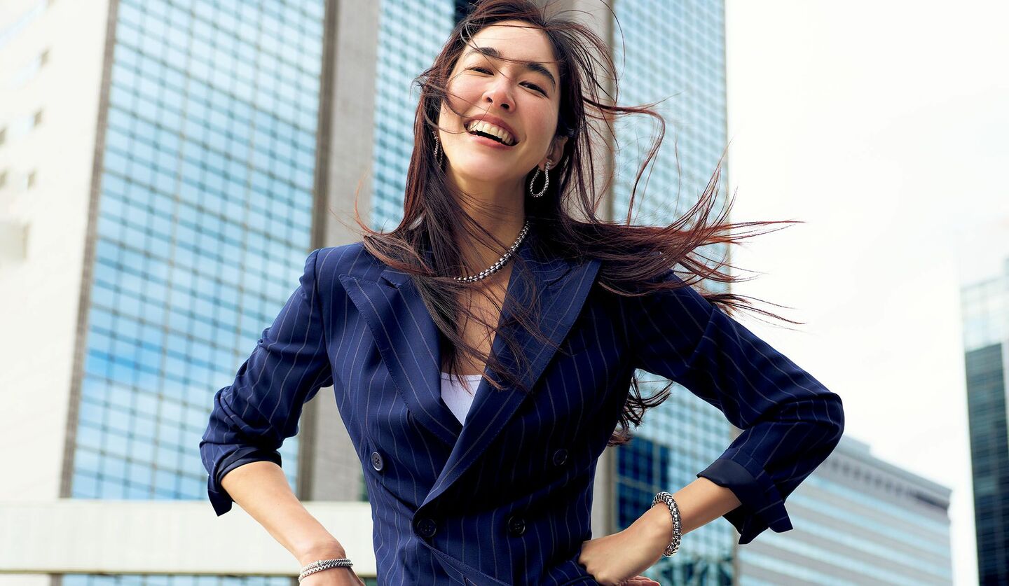 「ラルフローレン コレクション」のジャケットとパンツを着用したモデルの立野リカさん