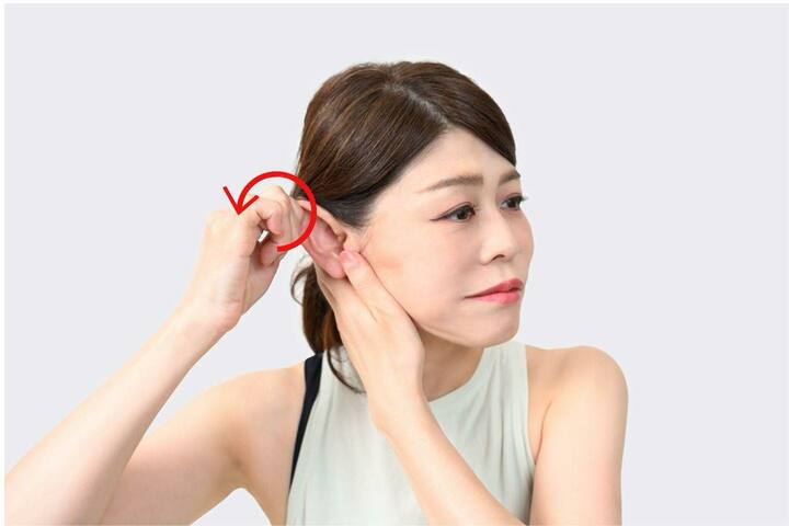 Step３の状態を保ちながら、耳を後ろ回しで10回、回す