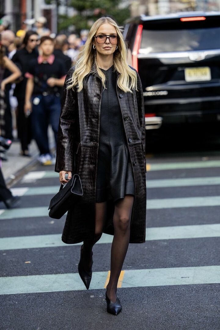 Vカットの履き口、ポインテッドトゥのパンプスですらっと脚長に。