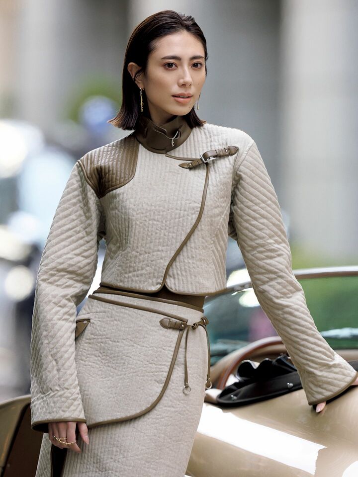 エルメスのウエアを着用したモデルの土屋巴瑞季さん