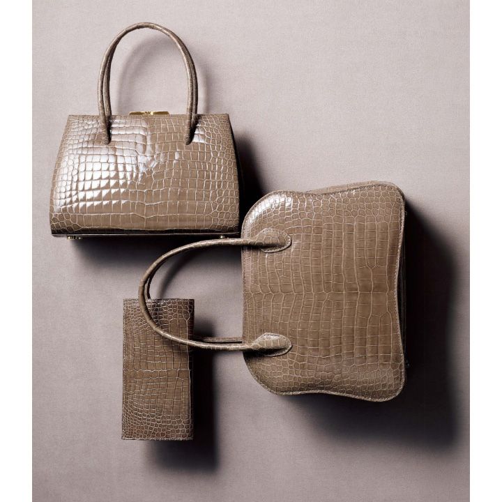 バッグ左［縦17×横24×マチ8cm］￥500,000・バッグ右［縦20×横26×マチ10cm］￥550,000・財布￥300,000（和光〈和光〉）　[Precious2018年12月号303ページ] 　