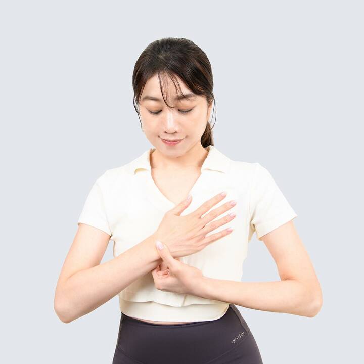 左手の親指で、右手の陽池のツボを息を吐きながら9秒押す