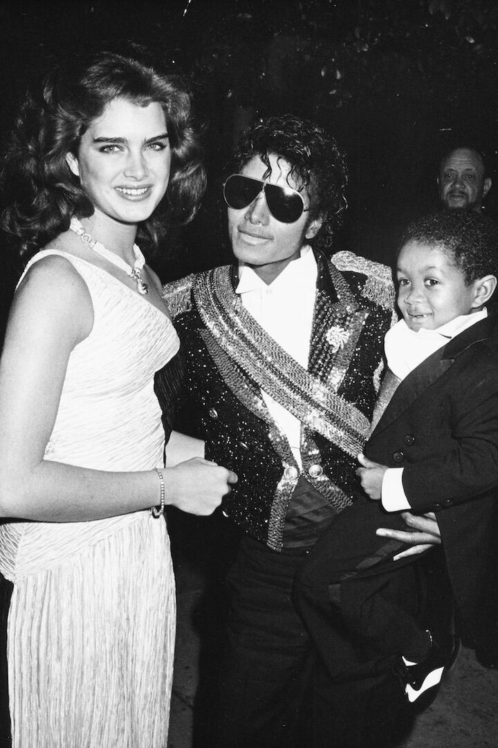 マイケルが抱いているのは子役として人気を博したエマニエル坊やことエマニエル・ルイス。