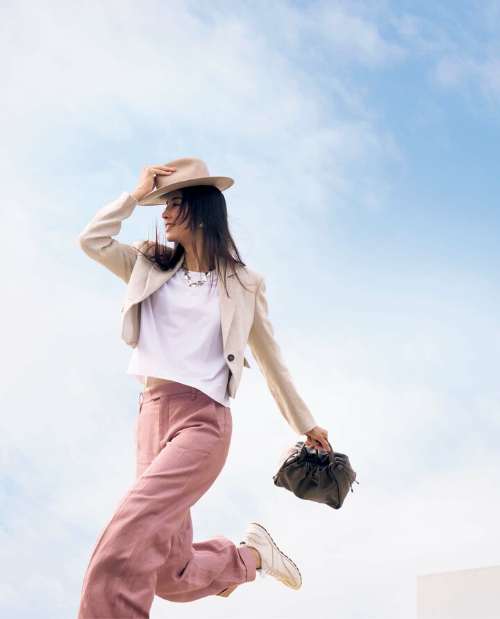 「ブルネロ クチネリ」のジャケットを着用したモデルの立野リカさん