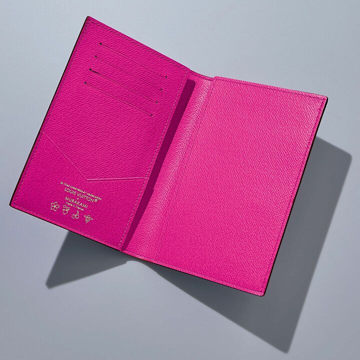 中を開けると艶やかなフューシャピンク