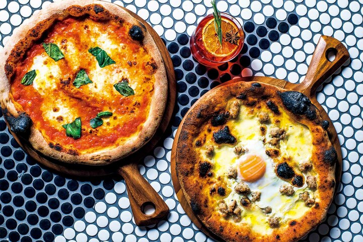 ルーフトップバーも備えたアメリカ風イタリア料理「ミスター・モーリスズ・イタリアン」の焼きたてピザ。