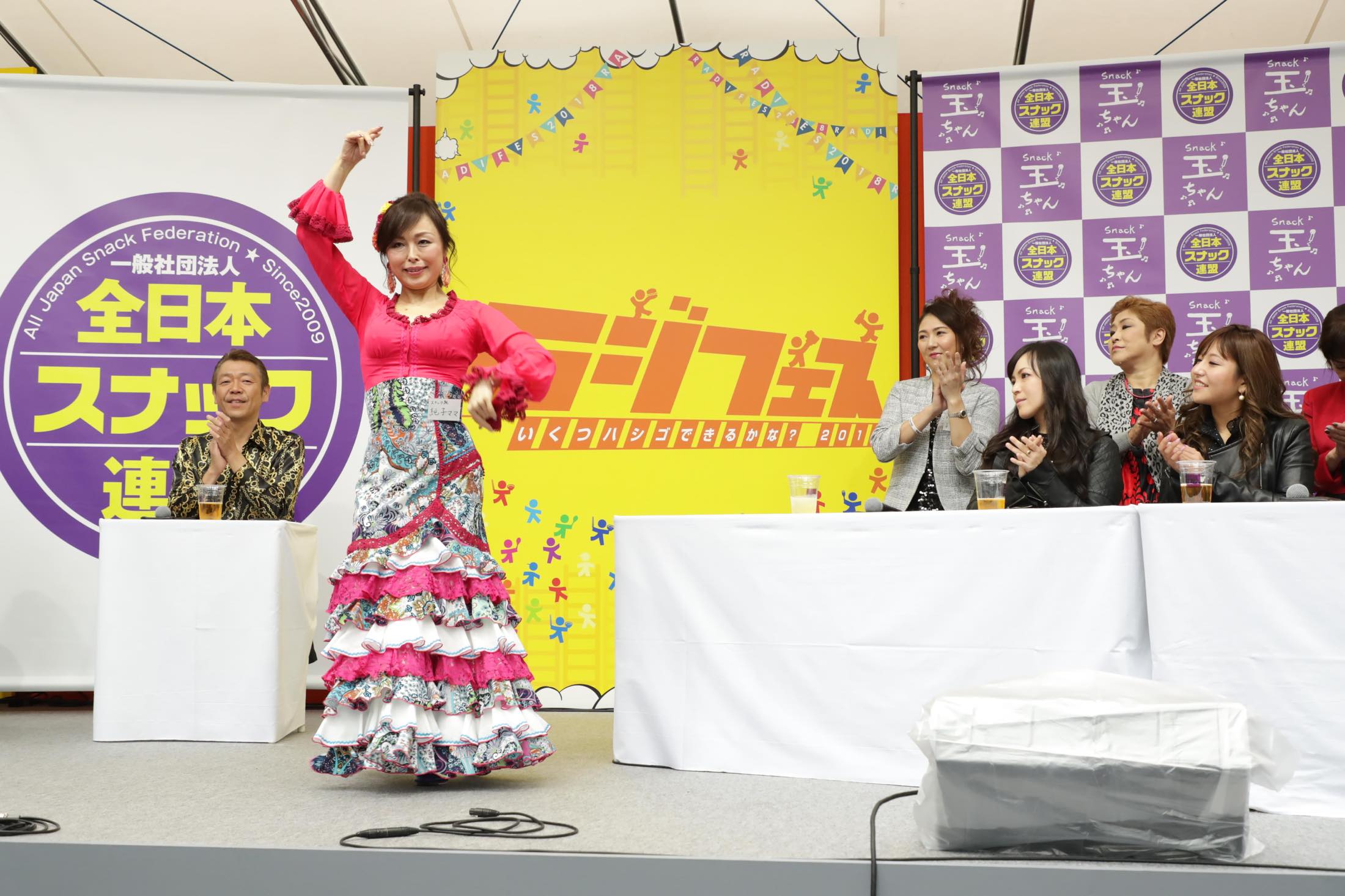 フラメンコを踊る純子ママ