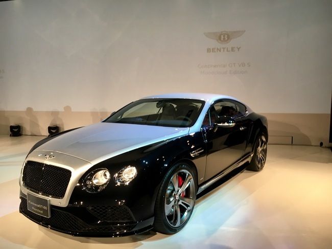マリナーの超絶テクニックが駆使された「コンチネンタルGT V8Sムーンクラウド・エディション」。伝統的な2トーンカラーのボディは煌めくように美しい。価格は2410万円(税込)。