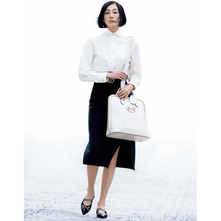 シャツ・スカート・ベルト バッグ・靴・ピアス・リング・時計(グッチ ジャパン) 撮影/浅井佳代子 BY:『Precious5月号』小学館、2020年