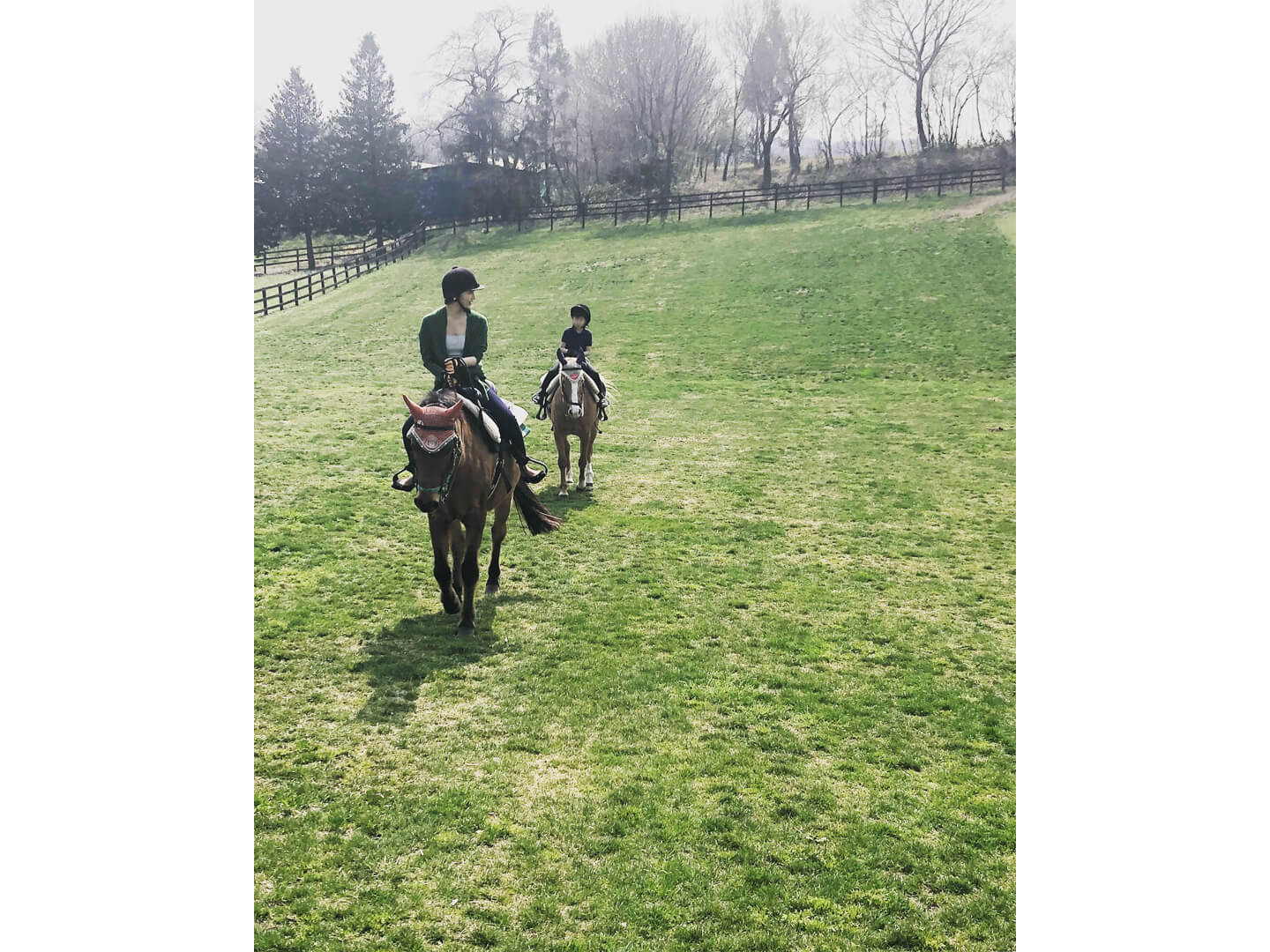 親子仲良く並んで乗馬する姿