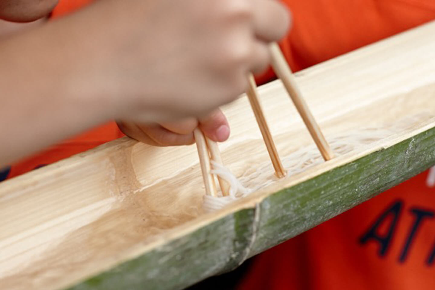 天然の竹を使ったレールは、重厚感が魅力(提供:流しそうめん協会)
