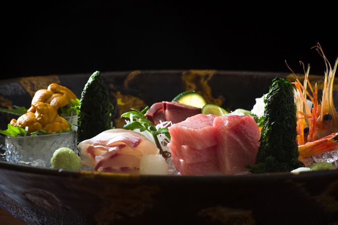 器と造りのバランスを考えた、躍動感ある魚介類の盛り付けが特徴的。