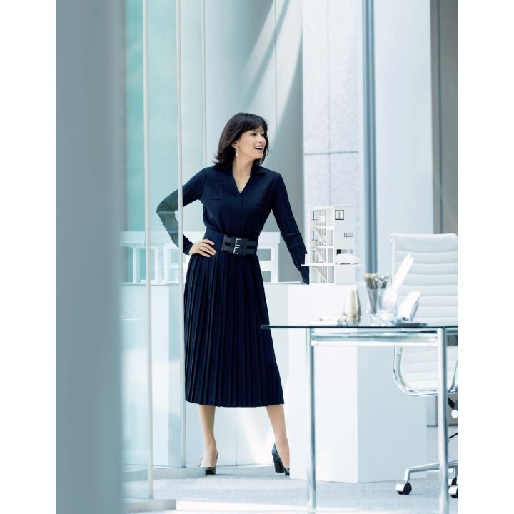 ワンピース・ベルト(ロロ・ピアーナ銀座並木通り本店)、ピアス・リング(TASAKI〈M/G TASAKI〉)、靴(セルジオ ロッシ) 撮影/浅井佳代子 BY:『Precious9月号』小学館、2019年
