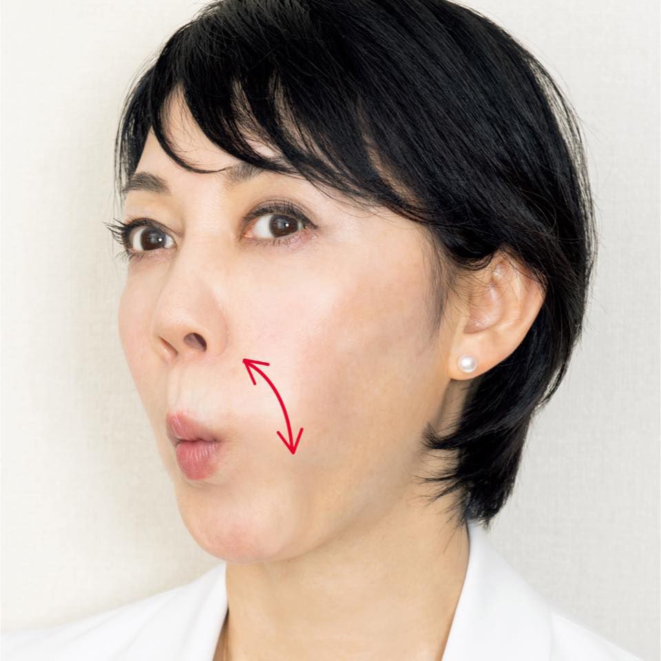 口の中から舌でゆっくり押しながら上下させる。左右10回ずつ。