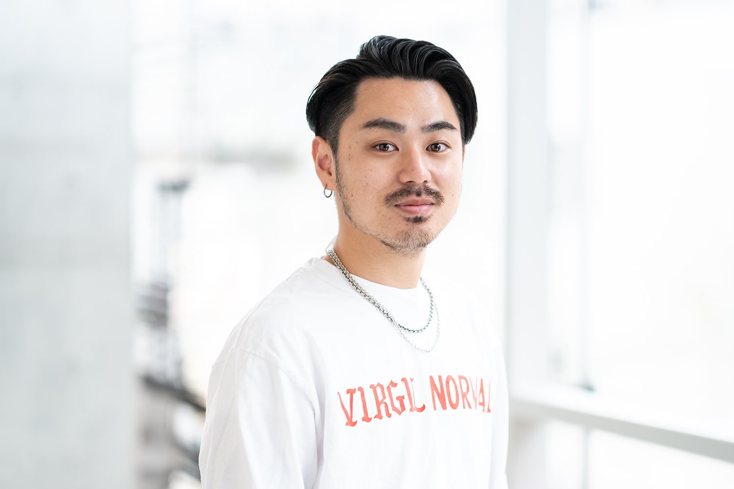ABBEYスタイリスト・龍正也さん。インテリアに凝っているという龍さん。「家にある南国系の植物に毎日癒されています(笑)」